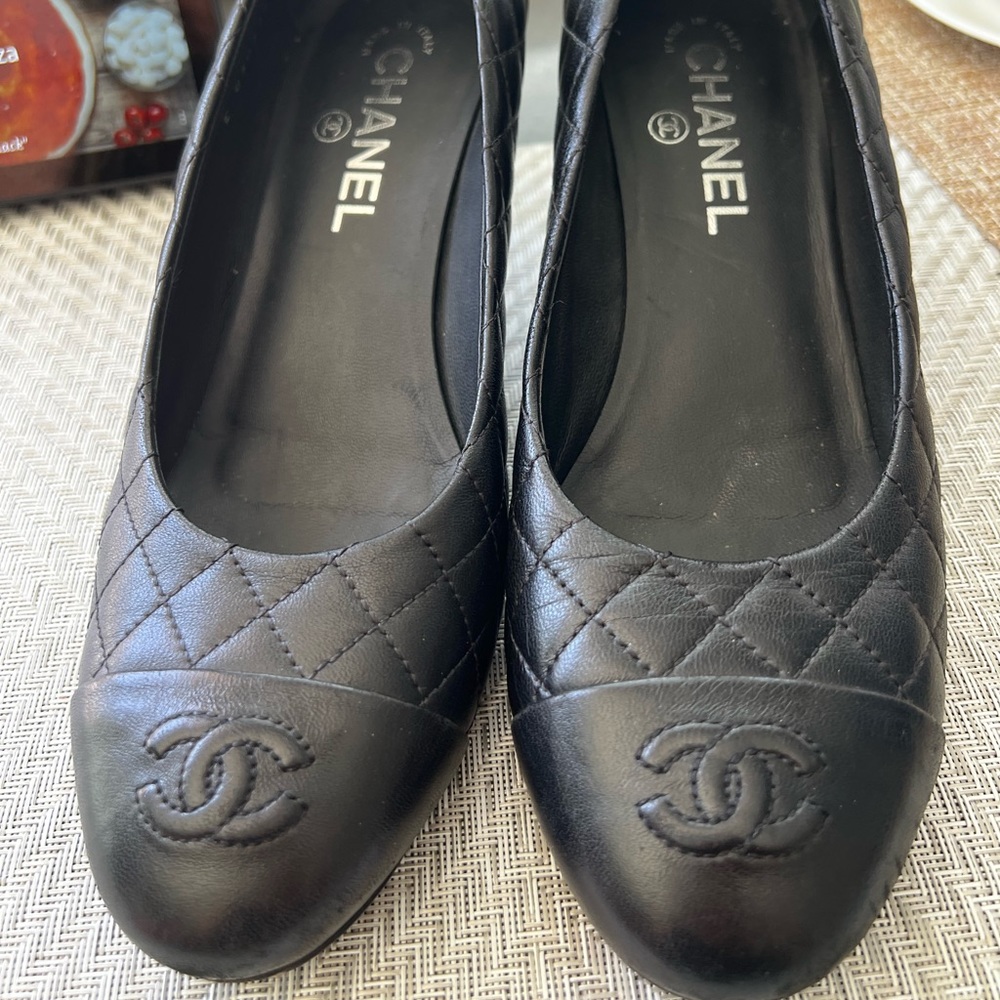 Vintage Authentic Chanel’s Black Kitten Heels!